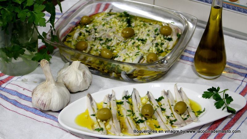 Boquerones en vinagre, receta tradicional española, pescado marinado, aperitivo saludable, cocina mediterránea, boquerones frescos, vinagre de vino, ajo y perejil