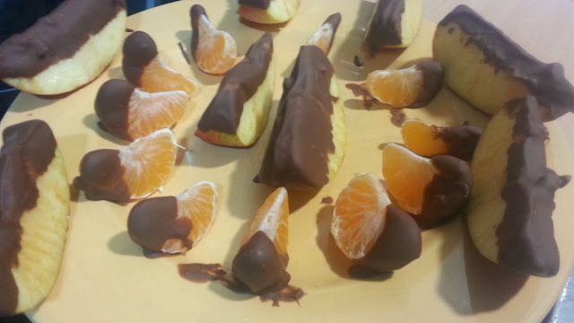 Mandarinas al chocolate y manzanas al chocolate