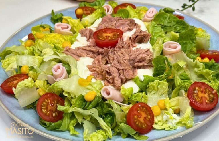 Receta de ensalada de pavo y atun sobre plato azul