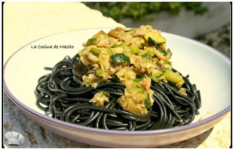 Espagueti negro con verduras y atún, una receta fácil de pasta que gusta a todos y con una combinación deliciosa de pasta