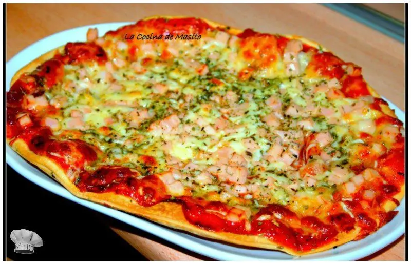 Pizza fácil de pavo casera, con base crujiente, queso fundido y pavo, lista para disfrutar