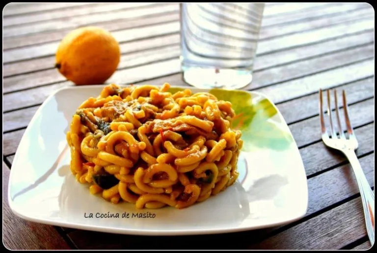 Fideuá de pollo y berenjena, receta casera de La cocina de Masito