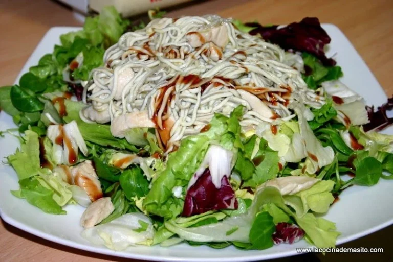 Ensalada templada de pollo con gulas y queso de cabra, receta casera de La cocina de Masito