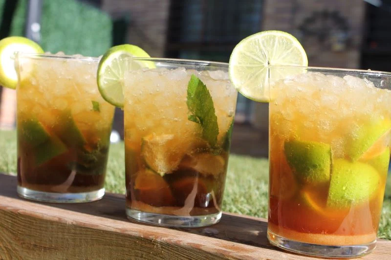 Mojito clásico, preparado con lima, menta fresca, azúcar, ron, servido en un vaso alto con hielo