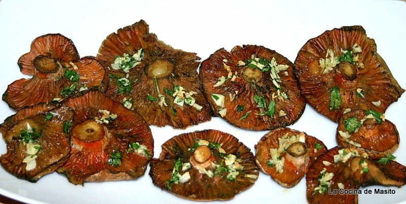 Níscalos al horno al ajillo, sazonados con ajo, perejil y aceite de oliva y servidos dorados, receta fácil de La cocina de Masito