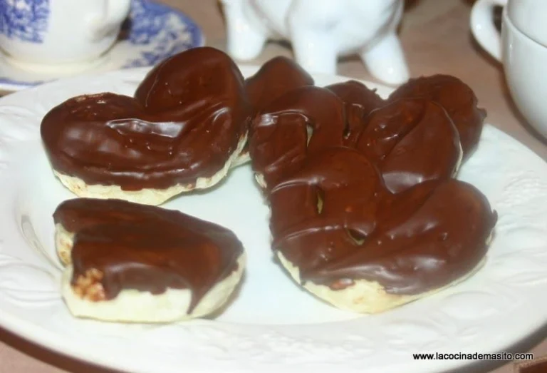 Palmeras de chocolate caseras, elaboradas con hojaldre crujiente y bañadas en una capa de chocolate brillante, receta de La cocina de Masito