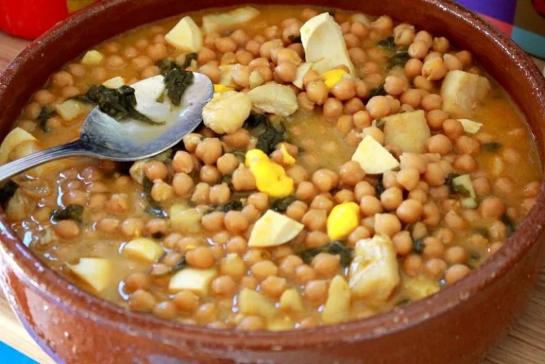 Potaje de garbanzos y bacalao, guiso tradicional con espinacas y huevo duro, servido en un plato hondo con caldo. Sabroso guiso de La cocina de Masito