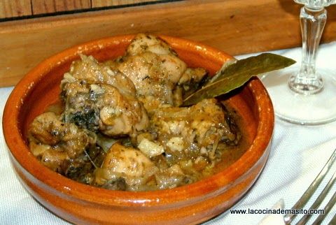 Conejo en salsa tradicional, guisado con vino blanco, ajo, cebolla y especias