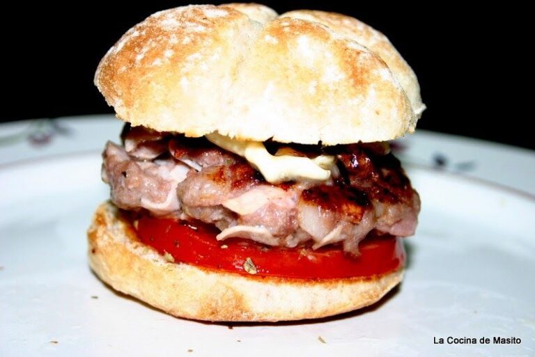 Mini hamburguesas de bacón, pavo y queso de cabra, servidas en panecillos dorados con tomate