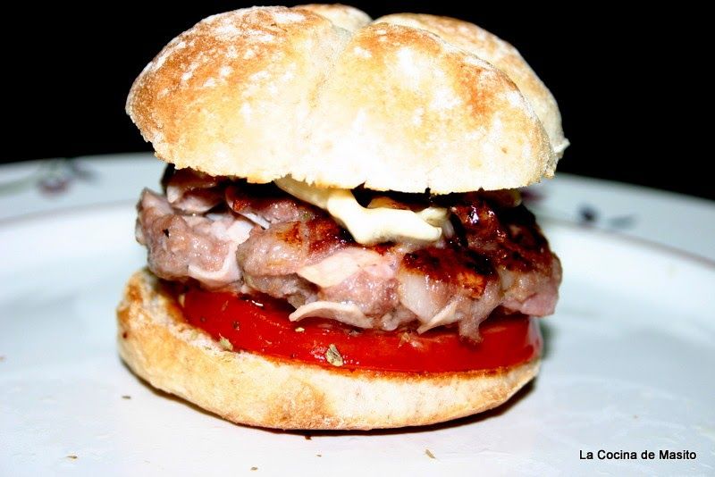 Mini hamburguesas de bacón, pavo y queso de cabra, servidas en panecillos dorados con tomate