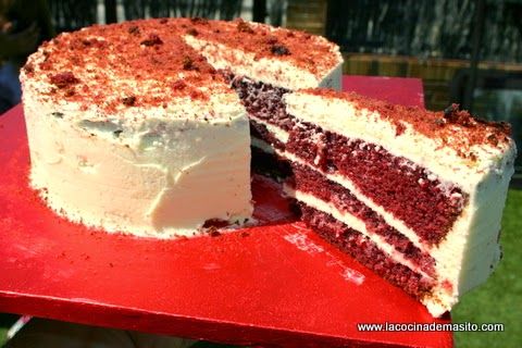 Tarta Red Velvet casera, con bizcocho esponjoso de color rojo intenso y cobertura de crema de queso, decorada con migas de bizcocho