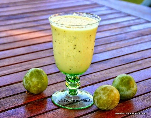 Batido granizado de kiwi y mermelada de ciruela, servido en un vaso alto receta fácil de La cocina de Masito