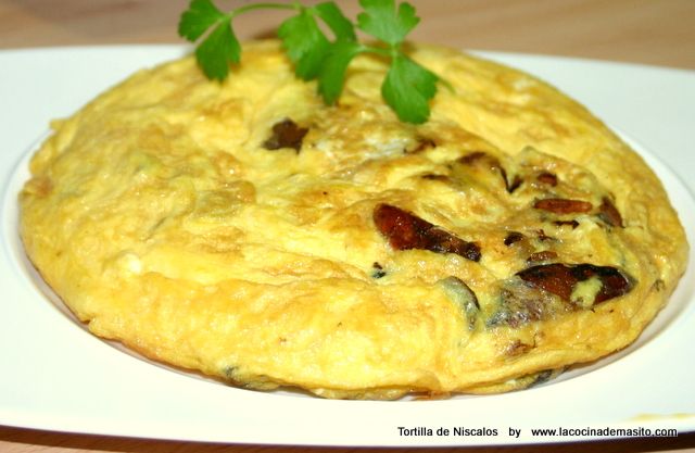 Tortilla de níscalos casera, esponjosa y dorada, receta de La cocina de Masito