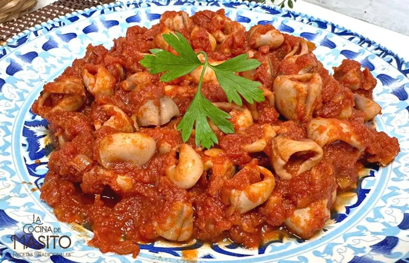 Calamares en salsa americana, guisados con tomate, ajo y guindilla, receta de La cocina de Masito