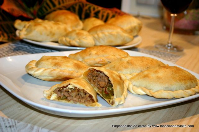 Empanadas argentinas de carne caseras, con masa crujiente y relleno jugoso
