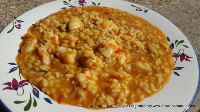 Arroz meloso con sepia y langostinos, cocinado en caldo de marisco