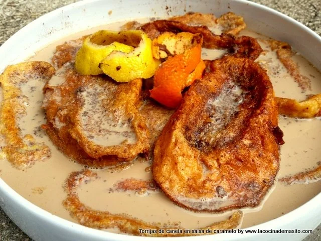Torrijas de canela en salsa de caramelo, doradas y esponjosas, receta de La cocina de Masito