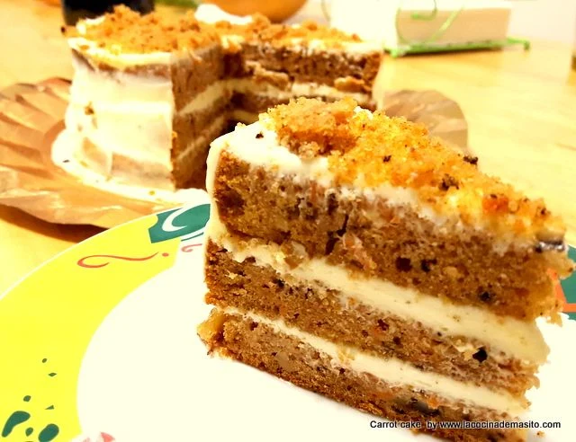 Carrot cake casero, con bizcocho esponjoso de zanahoria, nueces y canela, cubierto con crema de queso y decorado con nueces, receta de La cocina de Masito