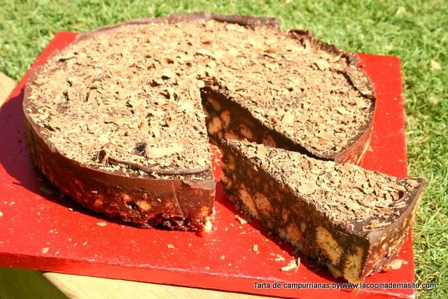 Tarta de Campurrianas casera, con base de galletas trituradas, relleno cremoso y cobertura de virutas de chocolate, receta de La Cocina de Masito