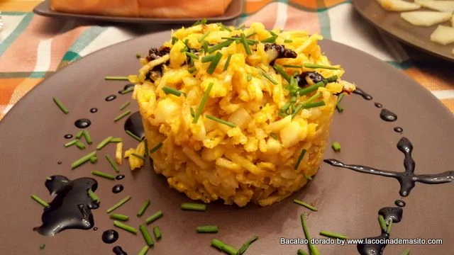 Bacalao dorado, receta portuguesa con bacalao desmigado, patatas paja y huevo revuelto, receta de La cocina de Masito