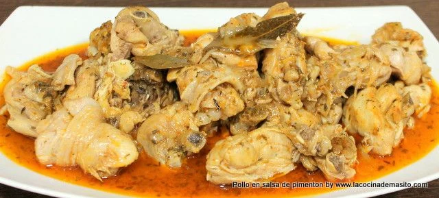 Pollo en salsa de pimentón, guisado con ajo, cebolla, receta de La cocina de Masito