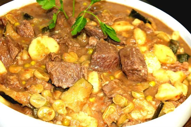 Estofado de ternera con patatas, cocinado a fuego lento con verduras, vino tinto y especias, receta de La cocina de Masito