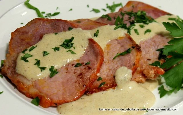 Lomo en salsa de cebolla casero, con filetes de cerdo tiernos cocinados en una salsa cremosa de cebolla, receta de La cocina de Masito