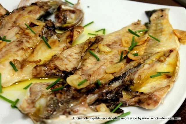 Lubina a la espalda al horno, con ajo laminado, guindilla y aceite de oliva, receta de La cocina de Masito