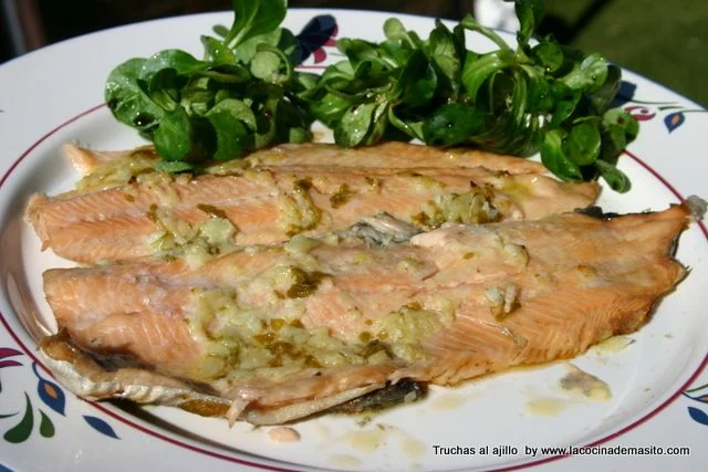 Filete de trucha al ajillo, cocinado a la plancha con ajo laminado y perejil, servido con limón y guarnición de verduras, receta de La cocina de Masito
