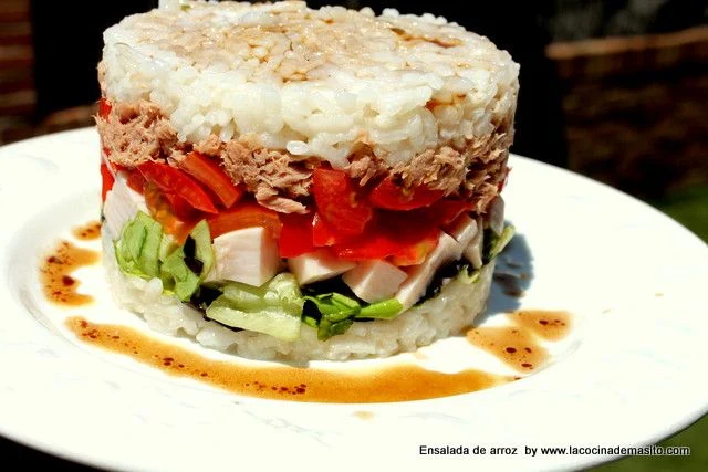 Ensalada de arroz fría, con atún, tomate y lechuga, una receta de La cocina de Masito
