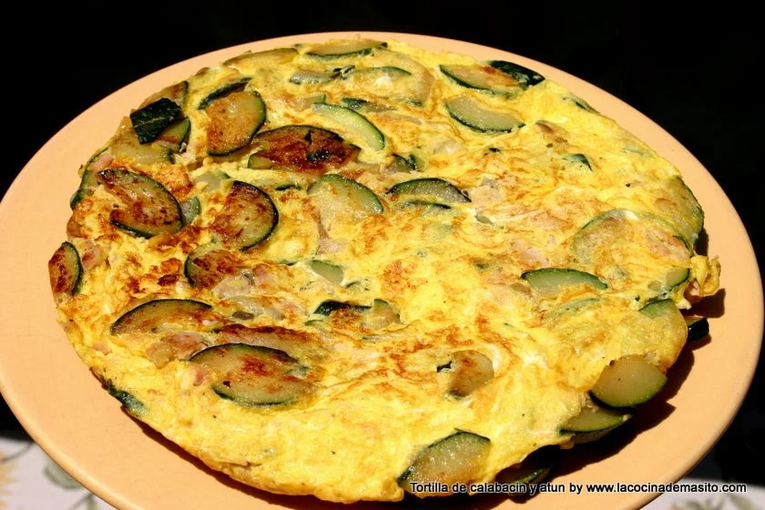 Tortilla de calabacín y atún jugosa, dorada y esponjosa, cocinada a la sartén con huevo, cebolla y aceite de oliva virgen extra, receta La cocina de Masito