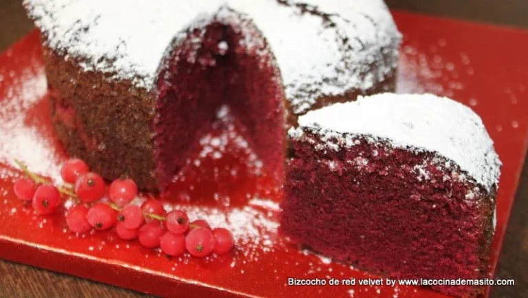 Bizcocho Red Velvet casero, esponjoso y de color rojo intenso, con una textura suave y húmeda, perfecto para desayunos o meriendas, receta de La cocina de Masito