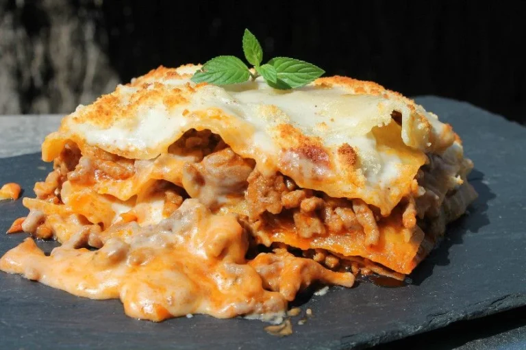 Lasaña de ternera casera con capas de pasta, carne picada sazonada, salsa de tomate y bechamel cremosa, gratinada con queso dorado al horno, receta de La cocina de Masito