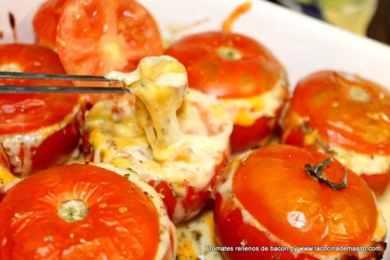 Tomates rellenos de bacón crujiente y queso fundido al horno, receta de La cocina de Masito