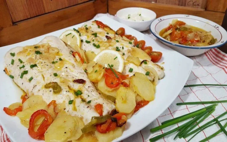 Merluza al horno con patatas y pimientos rojos, receta saludable y fácil, receta de La cocina de Masito