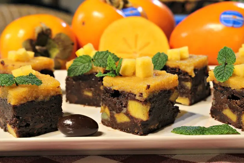 Con esta receta, el clásico brownie adquiere una nueva dimensión, combinando la intensidad del chocolate con la frescura y dulzura del kaki Pérsimon. Un postre que celebra lo mejor de la repostería creativa.