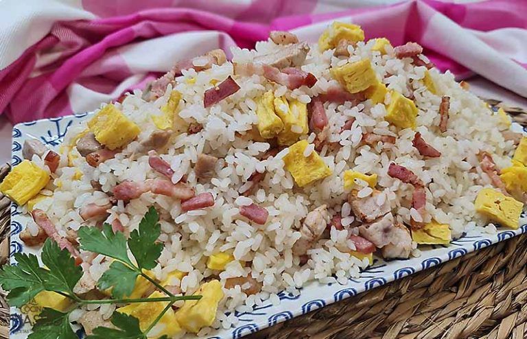 Arroz frito tres delicias o arroz frito con huevo, carne y bacón de La cocina de Masito
