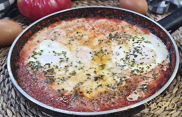 Receta de huevos escalfados con tomate