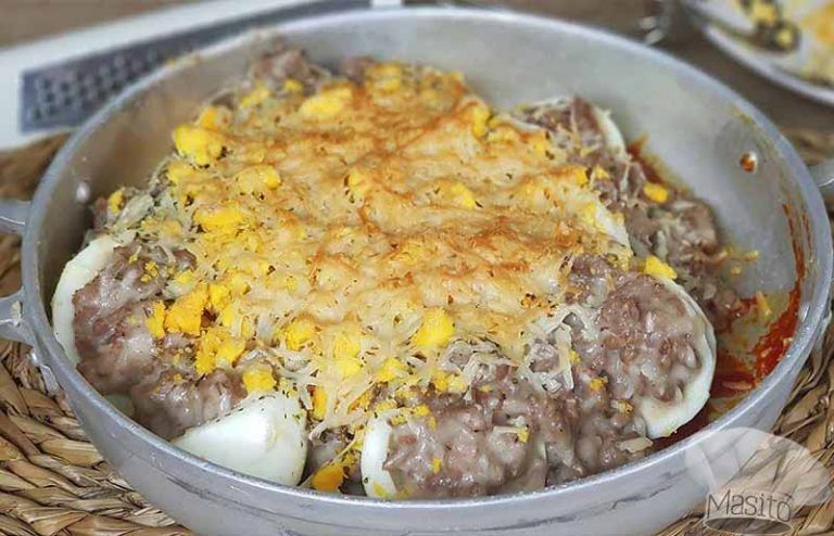 Huevos rellenos con bechamel y carne