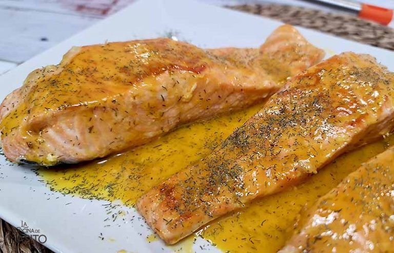 Salmón con eneldo y salsa de naranja