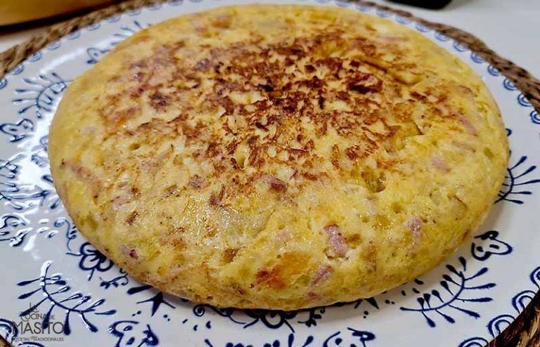 Receta de tortilla de patatas con queso de cabra, bacón y puerro