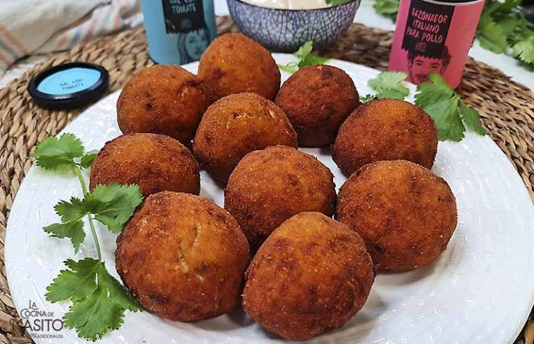 Delicias de pollo de La cocina de Masito. Esta receta fácil de delicias de pollo fritas rellenas con queso están riquísimas