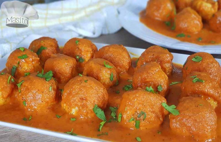Receta de albóndiga de pollo y berenjenas, una delicia que sorprende por su suavidad y sabor equilibrado. Esta combinación logra un equilibrio perfecto entre la ligereza del pollo y la textura melosa de la berenjena. Un plato sencillo pero con una profundidad de sabor que conquista desde el primer bocado.