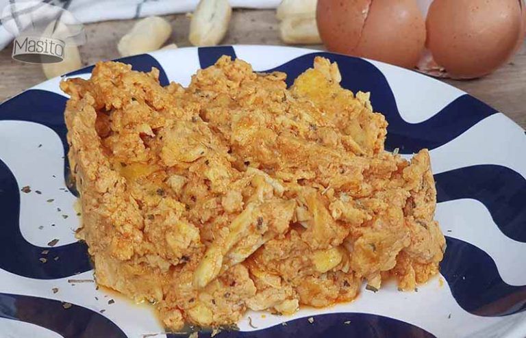 Plato de revuelto de tomate servido en una sartén, listo para disfrutar.