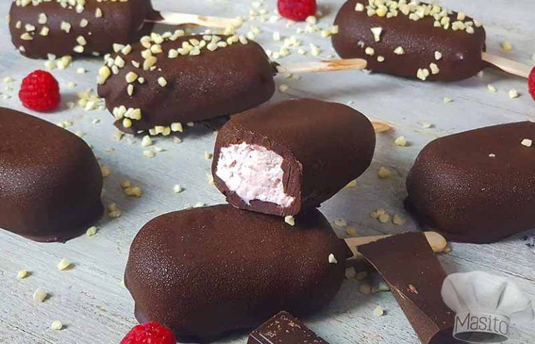 El Mágnum de Chocolate con Frambuesa es una auténtica joya para los amantes de los contrastes, un postre que equilibra lo dulce y lo ácido en cada mordisco. Aquí tienes la receta casera perfecta para recrear este placer