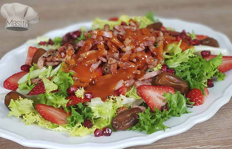 Imagen de una ensalada de fresa con hojas verdes, nueces y queso fresco, ideal para una comida ligera.