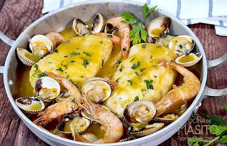 Merluza en salsa con berberechos y langostinos
