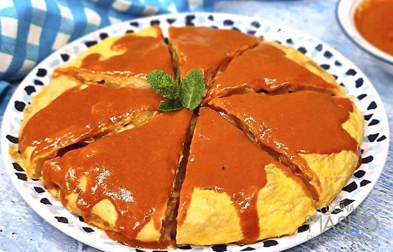 Tortilla de patatas con salsa brava