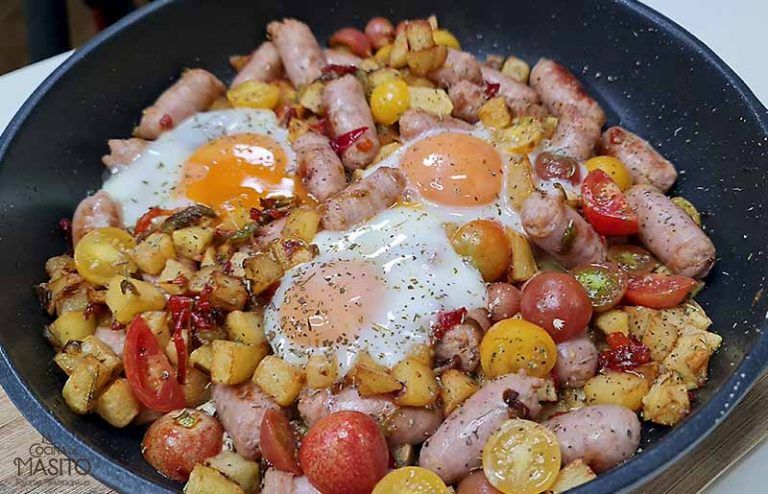 salchichas con patatas, huevo y verduras