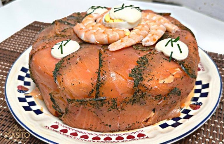 Pastel de salmón y langostinos o pastel frío de salmón y langostinos